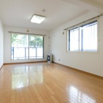 居間12帖・木質フロアー