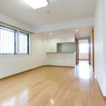 居間12帖・木質フロアー