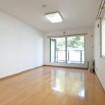 居間12帖・木質フロアー